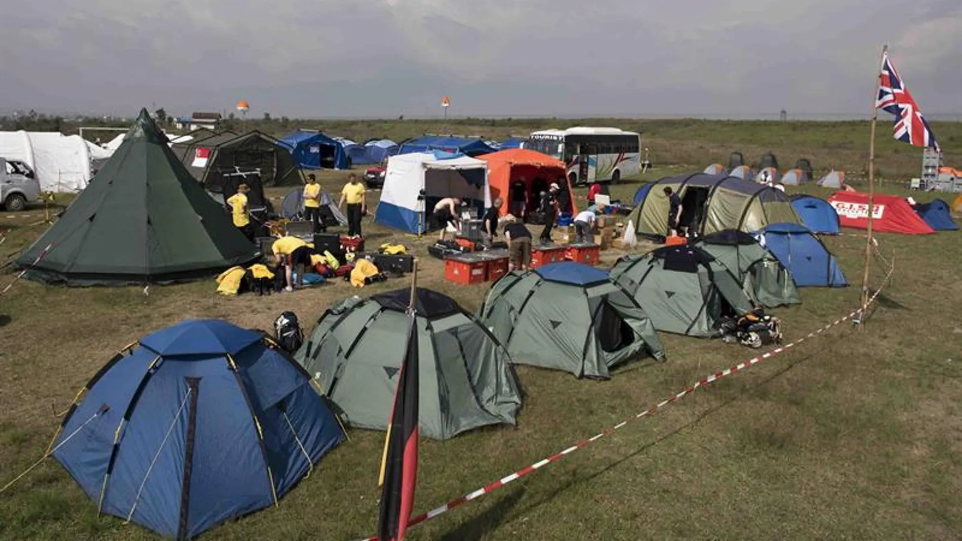 Vista general del campamento para el personal de búsqueda y rescate Vista general del campamento para el personal de búsqueda y rescate