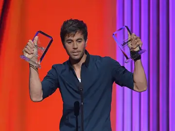 Enrique Iglesias, con dos de sus premios Billboard Latinos Enrique Iglesias, con dos de sus premios Billboard Latinos