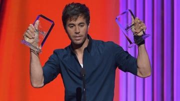 Enrique Iglesias, con dos de sus premios Billboard Latinos