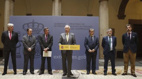 Garc&iacute;a Margallo analiza la situaci&oacute;n de los espa&ntilde;oles en Nepal.