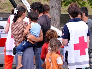 Cruz roja en un asentamiento de gitanos a las afueras de Italia.