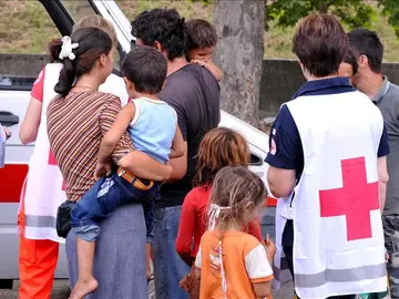 Cruz roja en un asentamiento de gitanos a las afueras de Italia. Cruz roja en un asentamiento de gitanos a las afueras de Italia.