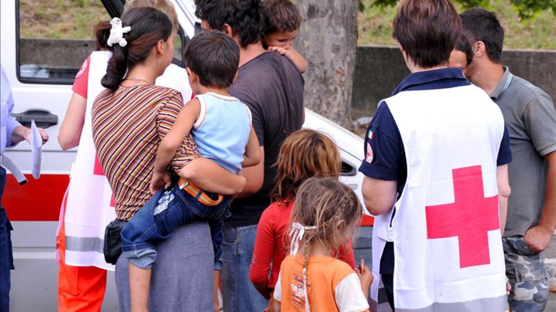 Cruz roja en un asentamiento de gitanos a las afueras de Italia.