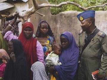 El Ejército de Nigeria en el bosque de Sambisa, (Nigeria) junto a un grupo de rescatados.