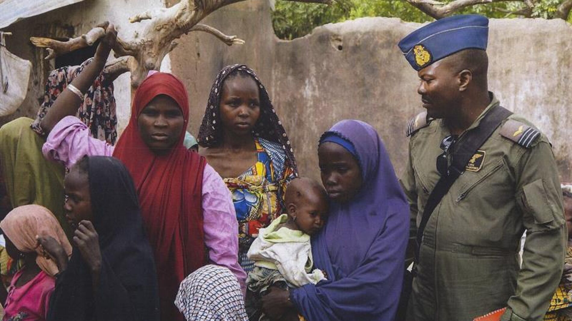 El Ej&eacute;rcito de Nigeria en el bosque de Sambisa, (Nigeria) junto a un grupo de rescatados.