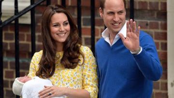 Los duques de Cambridge posan con su hija recién nacida.