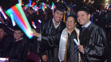 Rosa Elisa Salgado, junto a dos de sus nietos en su graduación