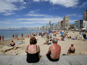 Varios turistas disfrutan de sus vacaciones en la playa. Varios turistas disfrutan de sus vacaciones en la playa.