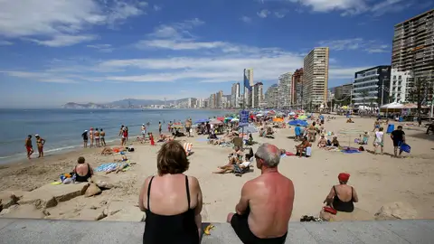 Varios turistas disfrutan de sus vacaciones en la playa. Varios turistas disfrutan de sus vacaciones en la playa.