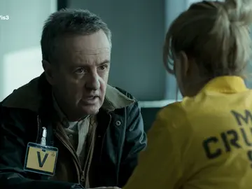 "¿Tú puedes conseguir la tarjeta sin que nadie te vea?" "¿Tú puedes conseguir la tarjeta sin que nadie te vea?"