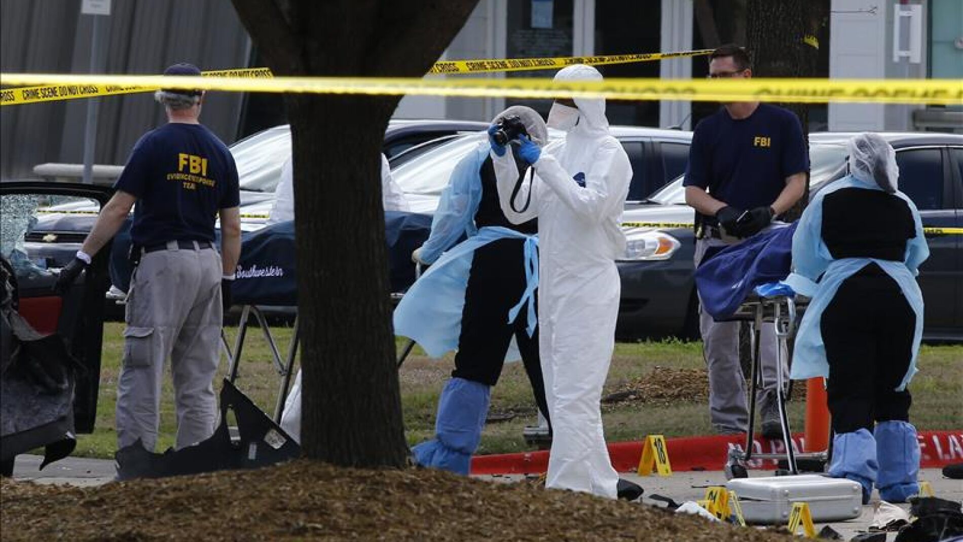 Trabajadores trasladan los cuerpos de los dos individuos que perpetraron un ataque ayer en Garland (Texas) contra una exposici&oacute;n de caricaturas de Mahoma