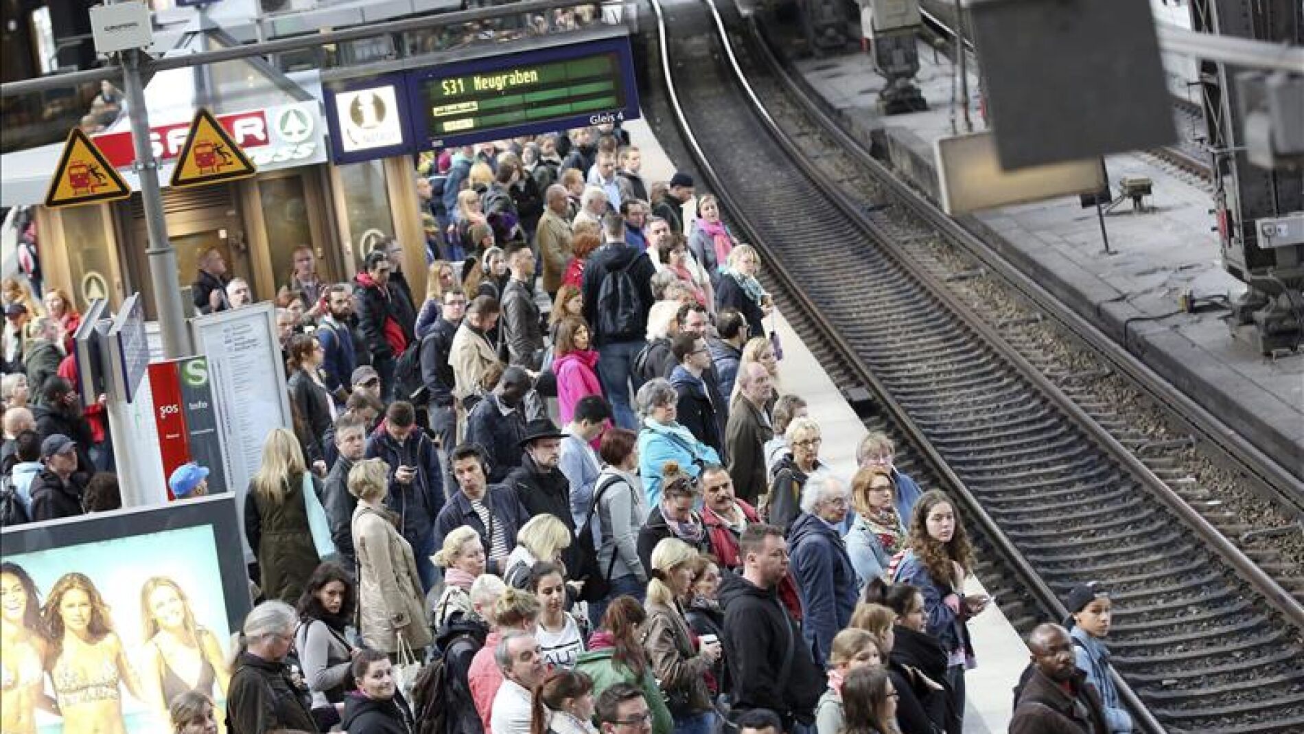 Una multitud se agolpa hoy en un and&eacute;n del metro de Hamburgo (Alemania)