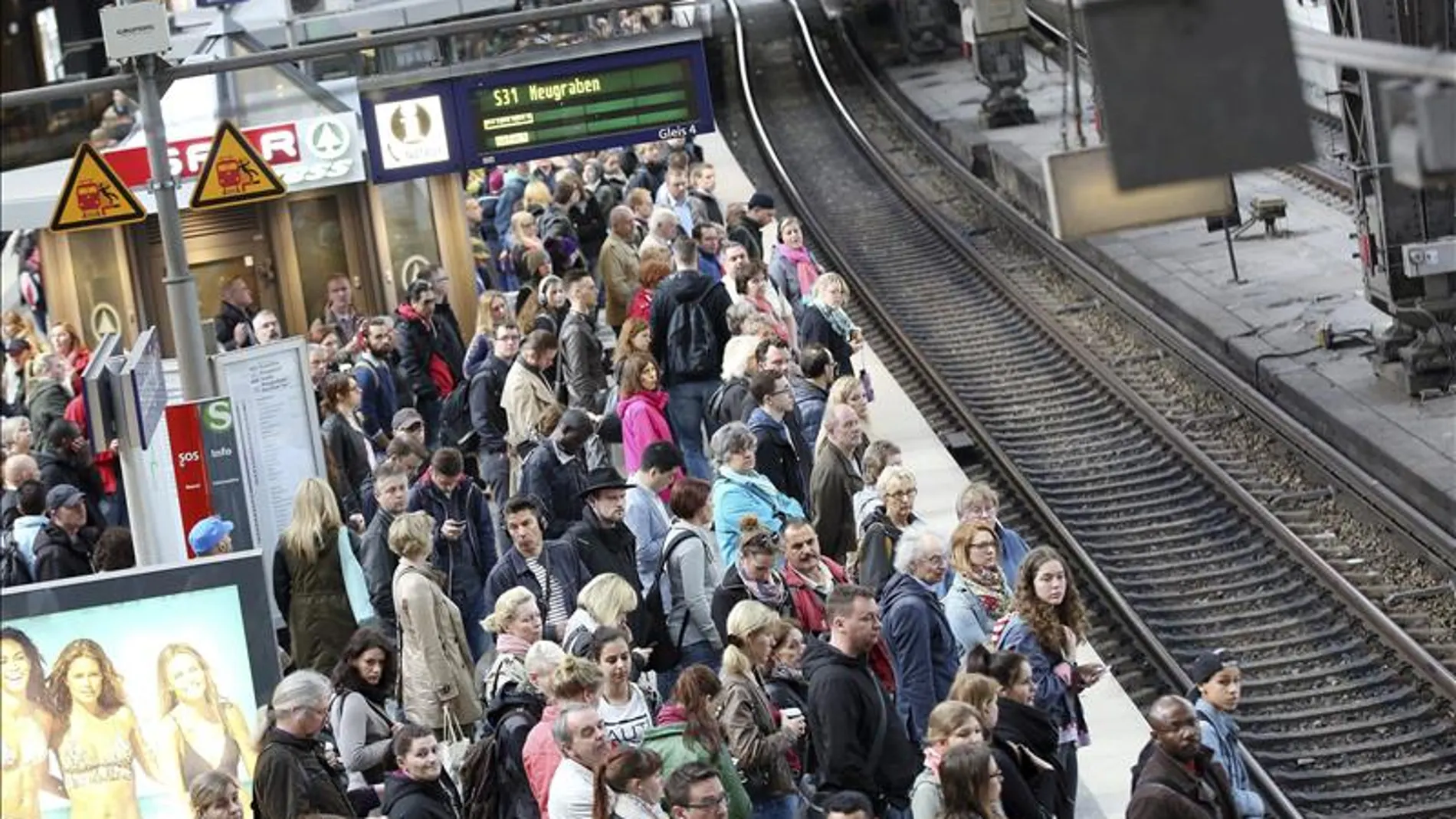 Una multitud se agolpa hoy en un andén del metro de Hamburgo (Alemania) Una multitud se agolpa hoy en un andén del metro de Hamburgo (Alemania)
