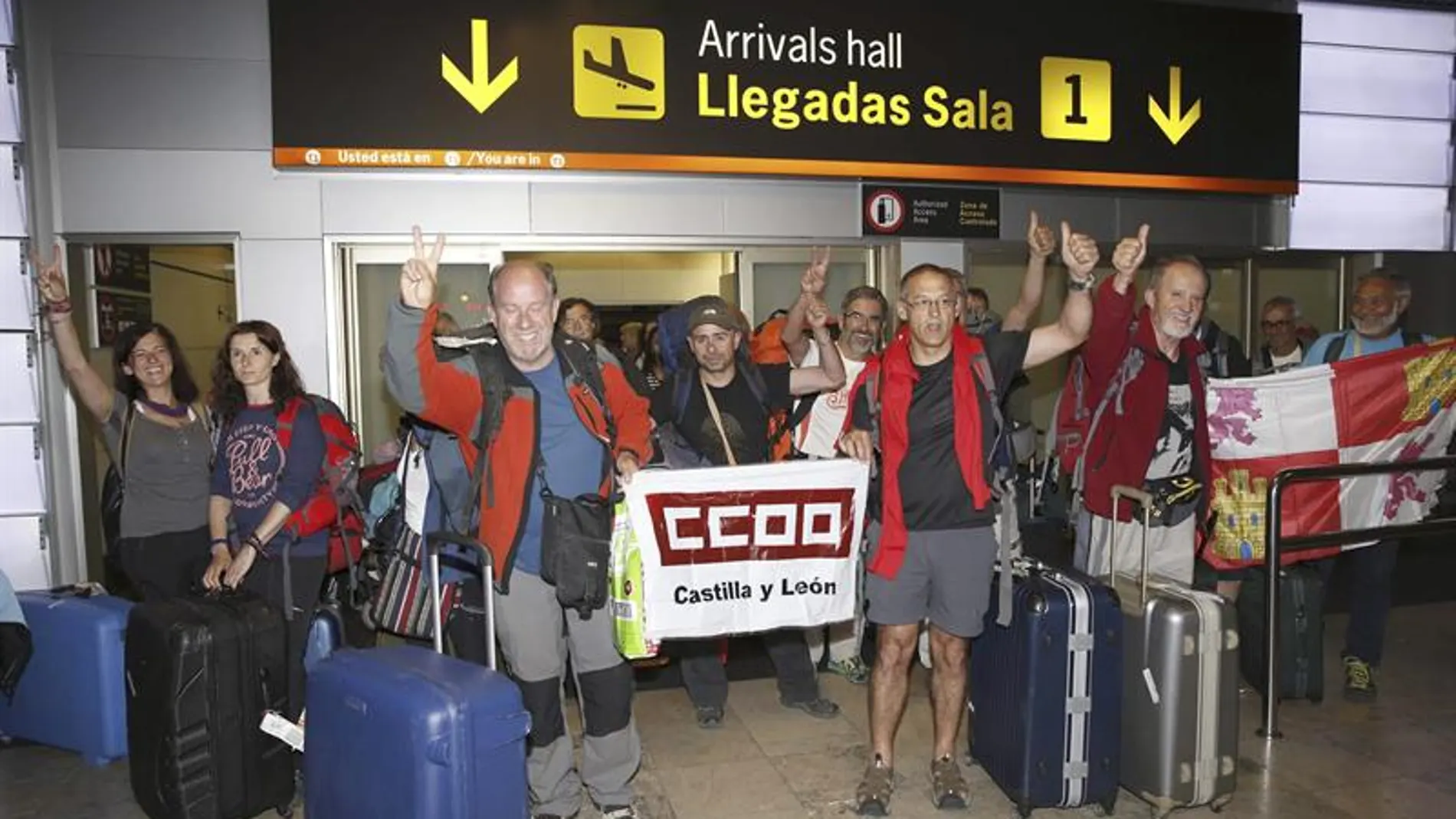Aterriza en Barajas el avión con 21 turistas españoles procedentes de Nepal Aterriza en Barajas el avión con 21 turistas españoles procedentes de Nepal
