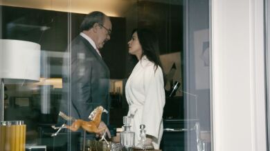 Amparo se enfrenta a Enrique por preparar los papeles de su divorcio