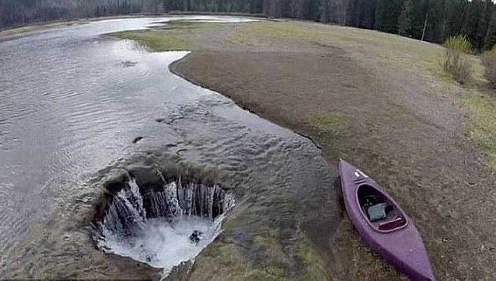 El agujero que se esta tragando el agua del lago