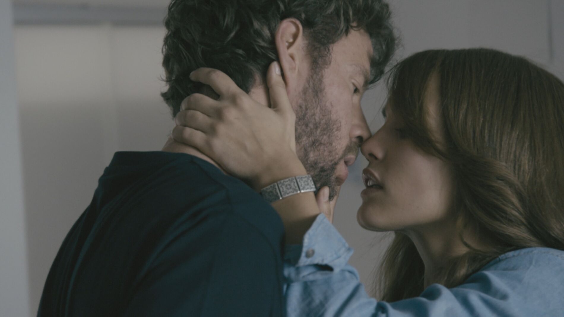 Pablo y Mar&iacute;a se besan