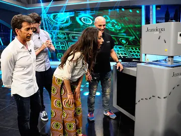 Oona Chaplin con Marron en El Hormiguero 3.0 Oona Chaplin con Marron en El Hormiguero 3.0