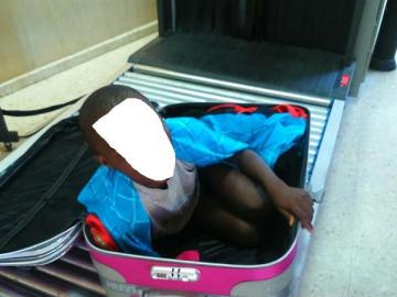 Niño inmigrante en maleta Niño inmigrante en maleta