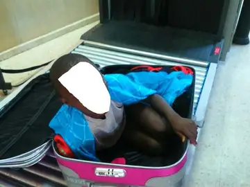 Niño inmigrante en maleta Niño inmigrante en maleta