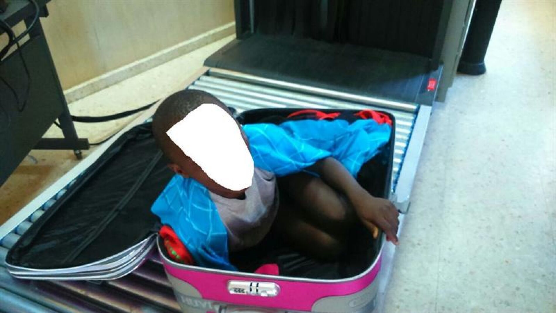 Ni&ntilde;o inmigrante en maleta