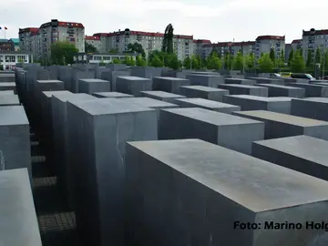 Algunos bloques de hormigón del Memorial del Holocausto, en Berlín. Foto:Marino Holgado Algunos bloques de hormigón del Memorial del Holocausto, en Berlín. Foto:Marino Holgado