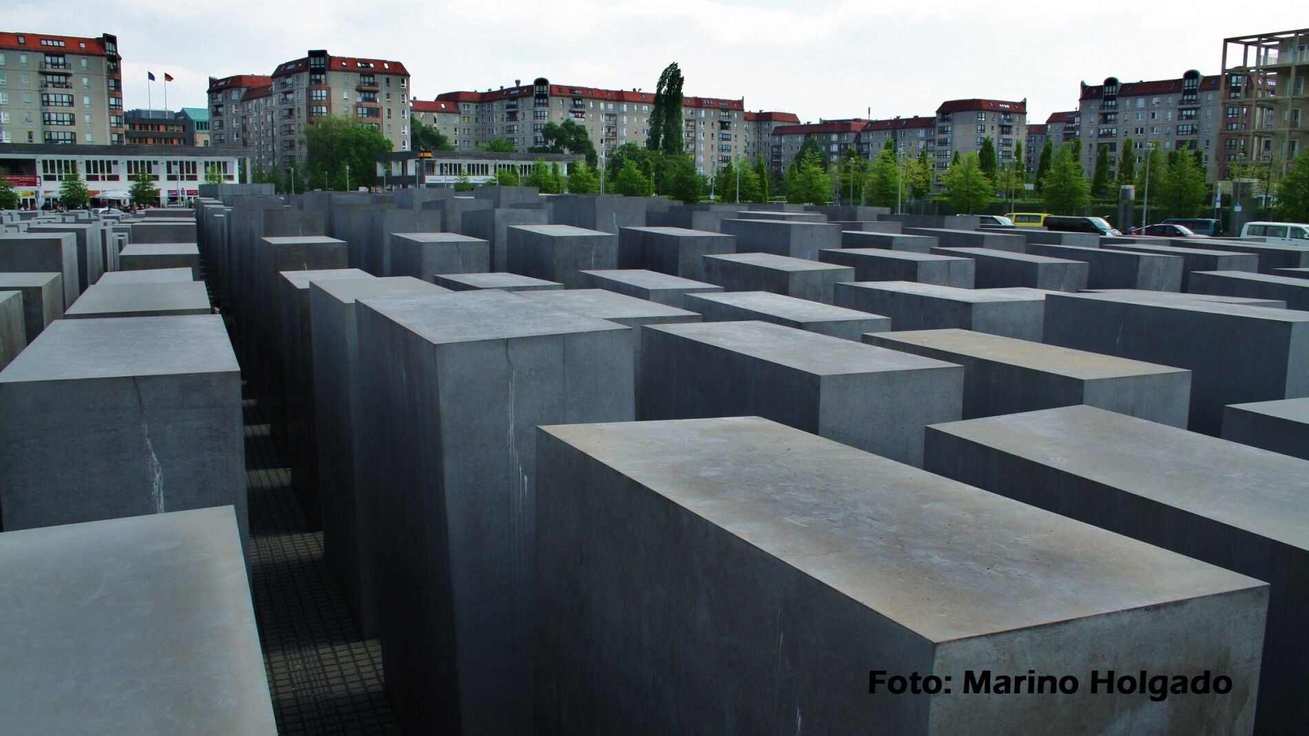 Algunos bloques de hormig&oacute;n del Memorial del Holocausto, en Berl&iacute;n. Foto:Marino Holgado