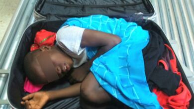 Ceuta documenta y escolariza al niño hallado dentro de una maleta