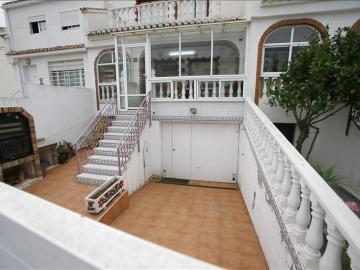 Fachada de la vivienda en la urbanización Torrealmendros, de Torrevieja Fachada de la vivienda en la urbanización Torrealmendros, de Torrevieja