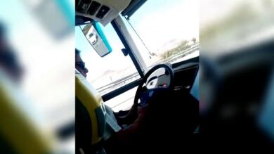 Un conductor de autobús en Canarias conduce a 100 km/h escribiendo por WhatsApp