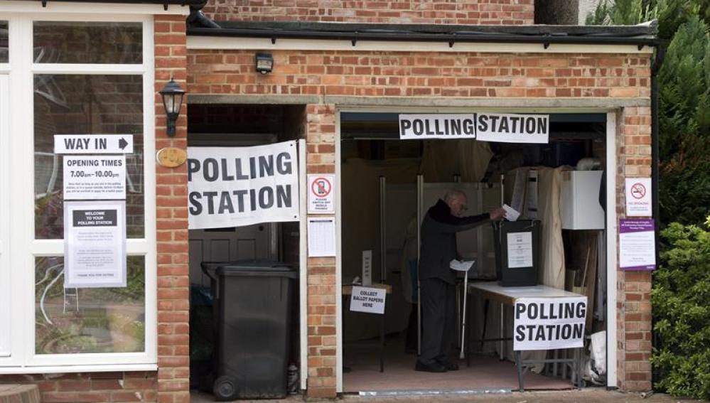 Un hombre ejerce su derecho al voto en Croydon al sur de Londres