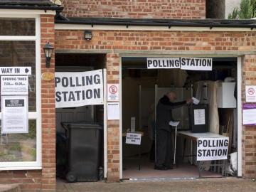 Un hombre ejerce su derecho al voto en Croydon al sur de Londres