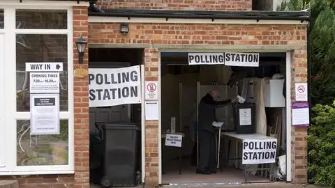 Un hombre ejerce su derecho al voto en Croydon al sur de Londres Un hombre ejerce su derecho al voto en Croydon al sur de Londres