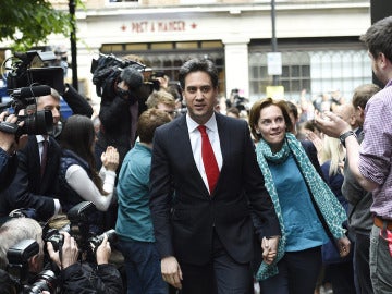 Ed Miliband, saluda a su llegada a la sede del partido