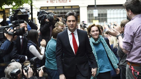 Ed Miliband, saluda a su llegada a la sede del partido