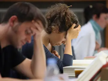 Estudiantes antes de los exámenes Estudiantes antes de los exámenes