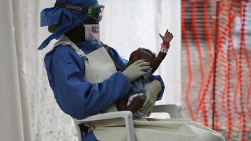 Imagen de una mujer y un bebé durante la epidemia de ébola en África