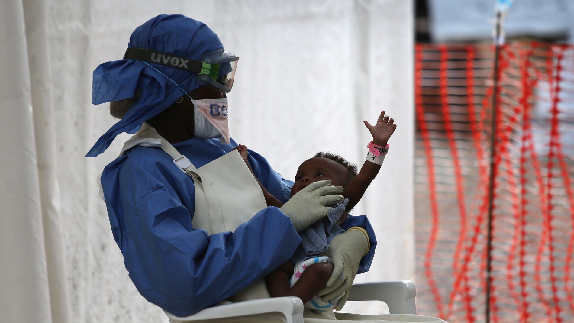 Imagen de una mujer y un beb&eacute; durante la epidemia de &eacute;bola en &Aacute;frica