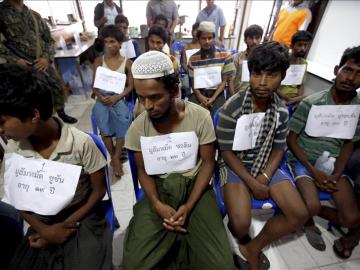 Inmigrantes birmanos que pertenecen, supuestamente, a la minoría rohingya y que fueron rescatados por policías tailandeses