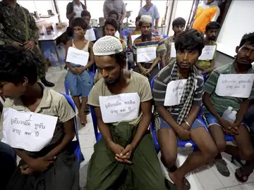 Inmigrantes birmanos que pertenecen, supuestamente, a la minoría rohingya y que fueron rescatados por policías tailandeses Inmigrantes birmanos que pertenecen, supuestamente, a la minoría rohingya y que fueron rescatados por policías tailandeses