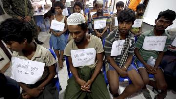 Inmigrantes birmanos que pertenecen, supuestamente, a la minoría rohingya y que fueron rescatados por policías tailandeses