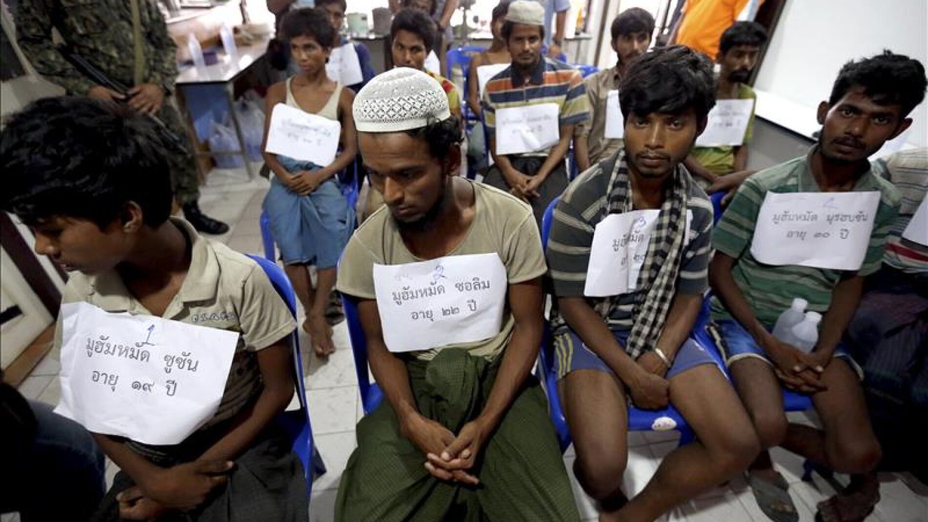 Inmigrantes birmanos que pertenecen, supuestamente, a la minor&iacute;a rohingya y que fueron rescatados por polic&iacute;as tailandeses
