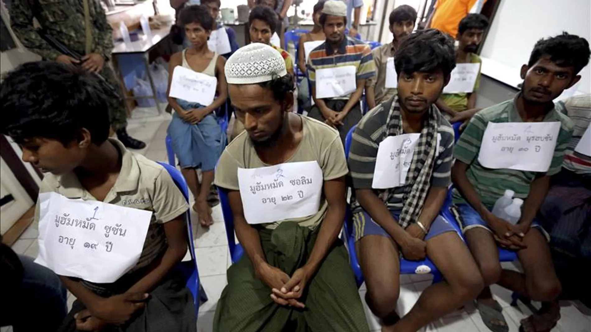 Inmigrantes birmanos que pertenecen, supuestamente, a la minoría rohingya y que fueron rescatados por policías tailandeses Inmigrantes birmanos que pertenecen, supuestamente, a la minoría rohingya y que fueron rescatados por policías tailandeses