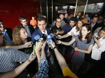 Rivera: "Sí, nos reunimos en los bares, otros van a Suiza" Rivera: "Sí, nos reunimos en los bares, otros van a Suiza"