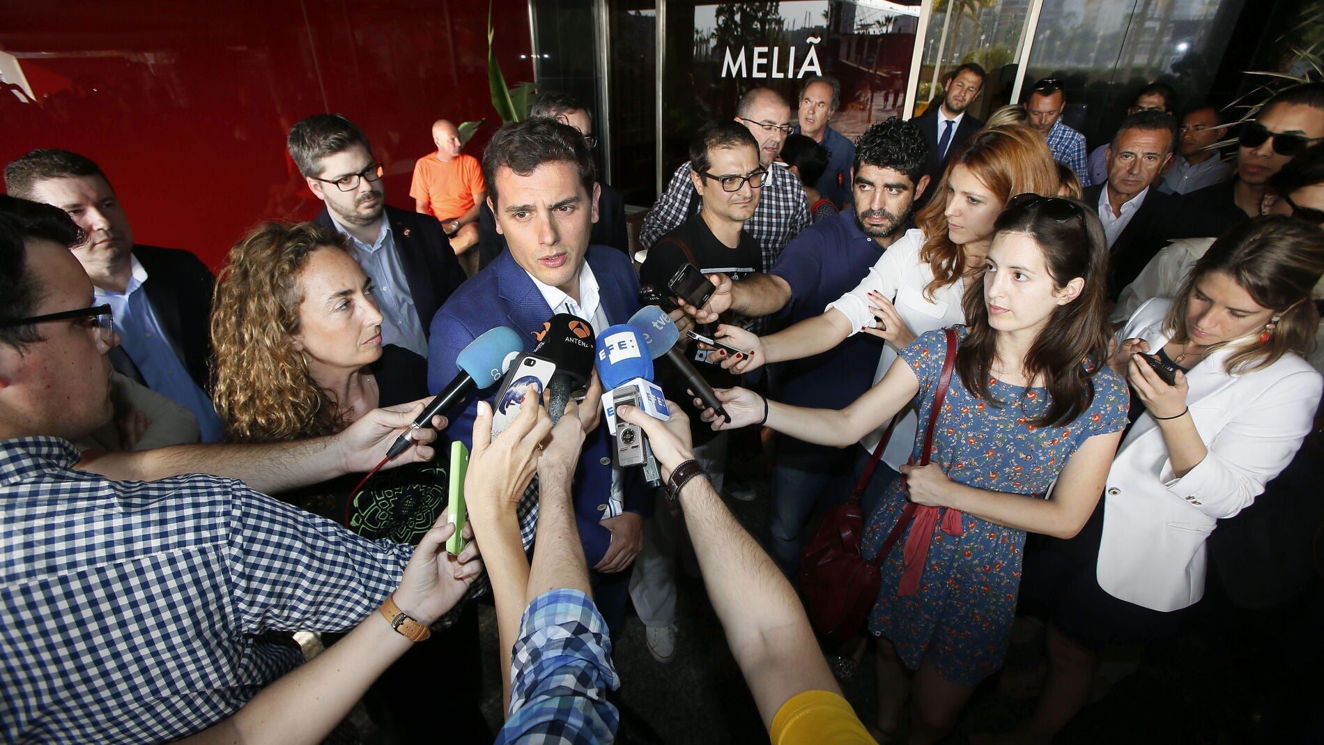 Rivera: "S&iacute;, nos reunimos en los bares, otros van a Suiza"