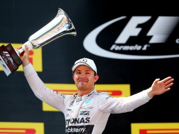 Rosberg, con el trofeo del GP de España
