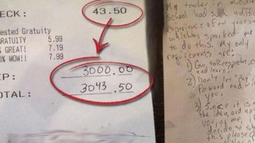 Un hombre deja más de 2.500 euros de propina a una camarera que iba a ser desahuciada