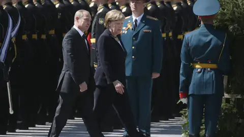 Putin y Merkel abogan por superar "cuanto antes" las diferencias Putin y Merkel abogan por superar "cuanto antes" las diferencias
