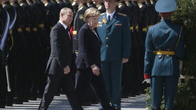 Putin y Merkel abogan por superar 