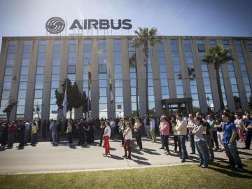 Los trabajadores de Airbus Puerto Real (Cádiz), concentrados en la puerta de la factoría.